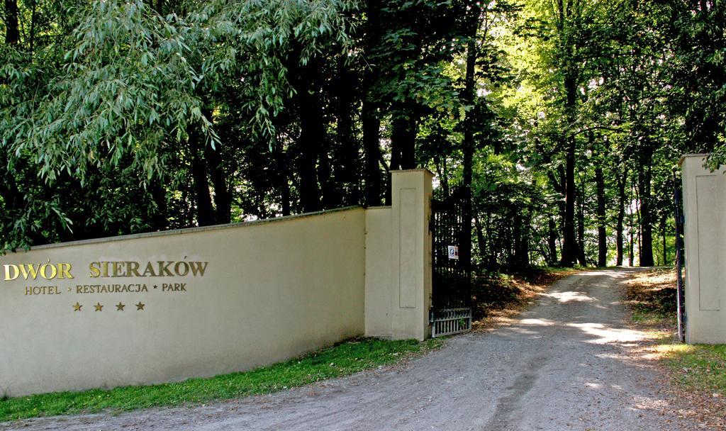 Готель Dwor Sierakow Екстер'єр фото
