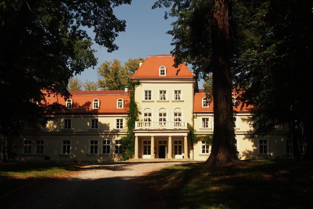 Готель Dwor Sierakow Екстер'єр фото