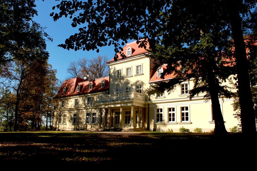 Готель Dwor Sierakow Екстер'єр фото